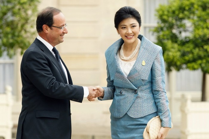 Tổng thống Pháp Francois Hollande không chịu nhìn ra ống kính mà chỉ chăm chú vào Thủ tướng Thái Lan